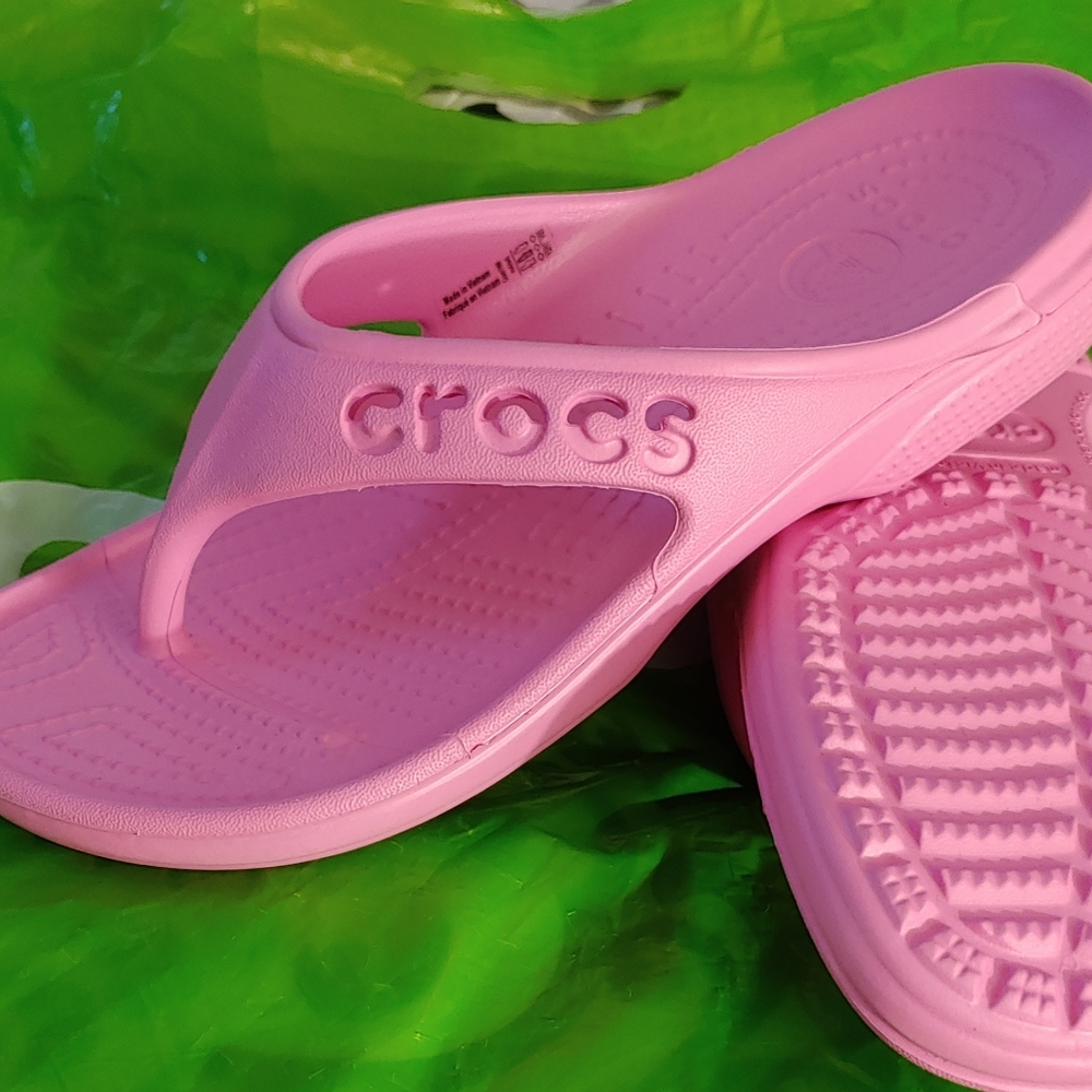 Crocs Baya Flip - Color: Pink/ Size: W6 M4
